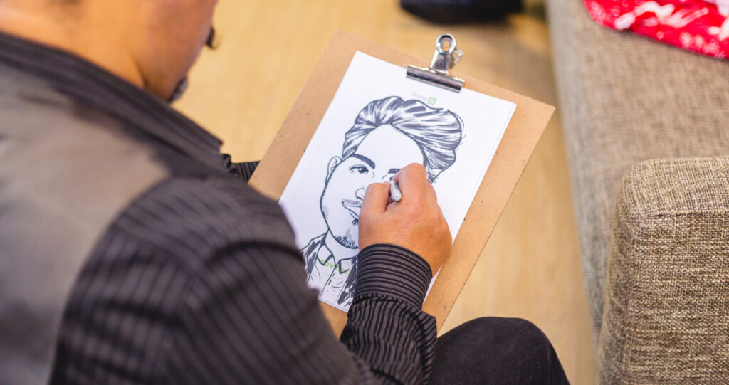 Caricaturista trabalhando em evento